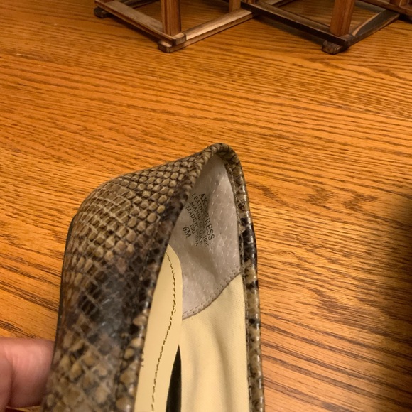 Anne Klein Snake Print Flats Size 6 Fits Like 5 1/2 - Picture 3 of 4